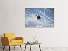 Laden Sie das Bild in den Galerie-Viewer, Leinwandbild 3-teilig Ein Satellit über den Wolken