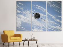 Laden Sie das Bild in den Galerie-Viewer, Leinwandbild 3-teilig Ein Satellit über den Wolken
