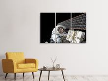 Laden Sie das Bild in den Galerie-Viewer, Leinwandbild 3-teilig Astronaut bei der Arbeit