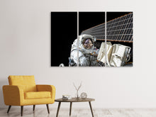 Laden Sie das Bild in den Galerie-Viewer, Leinwandbild 3-teilig Astronaut bei der Arbeit