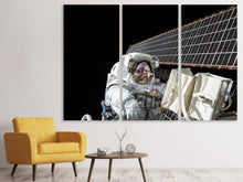 Laden Sie das Bild in den Galerie-Viewer, Leinwandbild 3-teilig Astronaut bei der Arbeit