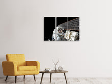 Laden Sie das Bild in den Galerie-Viewer, Leinwandbild 3-teilig Astronaut bei der Arbeit