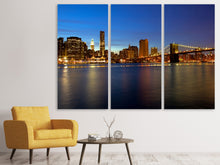 Laden Sie das Bild in den Galerie-Viewer, Leinwandbild 3-teilig Skyline Manhattan im Lichtermeer