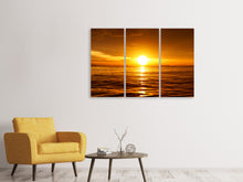 Laden Sie das Bild in den Galerie-Viewer, Leinwandbild 3-teilig Glühender Sonnenuntergang am Wasser