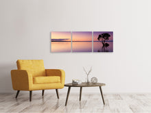 Laden Sie das Bild in den Galerie-Viewer, Panorama Leinwandbild 3-teilig Sonnenuntergang am Baum im Wasser