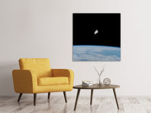 Laden Sie das Bild in den Galerie-Viewer, Leinwandbild Einsamer Astronaut im All