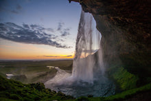 Laden Sie das Bild in den Galerie-Viewer, Fototapete Abendstimmung am Wasserfall