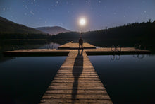 Laden Sie das Bild in den Galerie-Viewer, Fototapete Allein bei Vollmond
