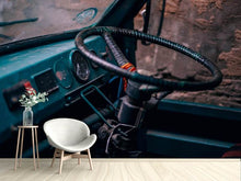 Laden Sie das Bild in den Galerie-Viewer, Fototapete Alte Fahrzeug Kabine