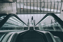 Laden Sie das Bild in den Galerie-Viewer, Fototapete Am Flughafen