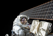 Laden Sie das Bild in den Galerie-Viewer, Fototapete Astronaut bei der Arbeit