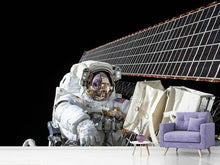 Laden Sie das Bild in den Galerie-Viewer, Fototapete Astronaut bei der Arbeit