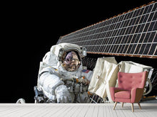 Laden Sie das Bild in den Galerie-Viewer, Fototapete Astronaut bei der Arbeit