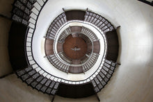 Laden Sie das Bild in den Galerie-Viewer, Fototapete Beeindruckende Wendeltreppe