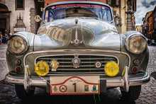 Laden Sie das Bild in den Galerie-Viewer, Fototapete Bereit zur Oldtimer Rally