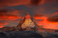 Laden Sie das Bild in den Galerie-Viewer, Fototapete Berge der Schweiz bei Sonnenuntergang