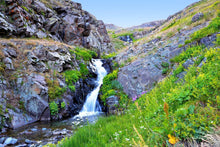 Laden Sie das Bild in den Galerie-Viewer, Fototapete Bergfluss
