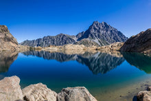 Laden Sie das Bild in den Galerie-Viewer, Fototapete Beruhigender Bergsee