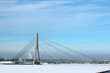 Laden Sie das Bild in den Galerie-Viewer, Fototapete Brücke im Schnee