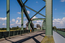 Laden Sie das Bild in den Galerie-Viewer, Fototapete Brücke in Stahlkonstruktion