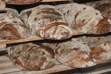 Laden Sie das Bild in den Galerie-Viewer, Fototapete Das Bauernbrot