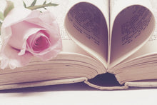 Laden Sie das Bild in den Galerie-Viewer, Fototapete Das Buch der Liebe