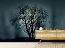Laden Sie das Bild in den Galerie-Viewer, Fototapete Der Baum in Dunkelheit