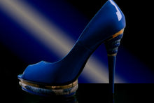 Laden Sie das Bild in den Galerie-Viewer, Fototapete Der blaue High Heel