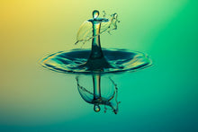 Laden Sie das Bild in den Galerie-Viewer, Fototapete Der faszinierende Wassertropfen