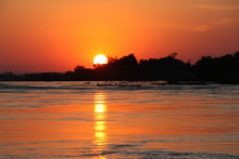 Laden Sie das Bild in den Galerie-Viewer, Fototapete Der glühende Sonnenuntergang