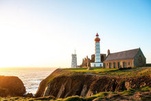 Laden Sie das Bild in den Galerie-Viewer, Fototapete Der Leuchtturm bei Sonnenaufgang