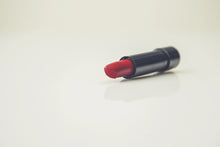 Laden Sie das Bild in den Galerie-Viewer, Fototapete Der Lippenstift