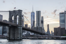 Laden Sie das Bild in den Galerie-Viewer, Fototapete Die Brooklyn Bridge am Abend