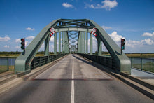 Laden Sie das Bild in den Galerie-Viewer, Fototapete Die Klappbrücke