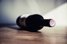 Laden Sie das Bild in den Galerie-Viewer, Fototapete Edler Rotwein