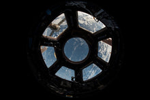 Laden Sie das Bild in den Galerie-Viewer, Fototapete Ein Blick aus der Iss