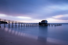 Laden Sie das Bild in den Galerie-Viewer, Fototapete Ein Haus am Wasser