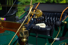 Laden Sie das Bild in den Galerie-Viewer, Fototapete Ein Stück Oldtimer