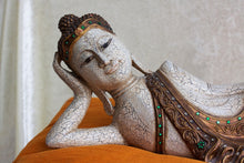 Laden Sie das Bild in den Galerie-Viewer, Fototapete Eine Buddha Skulptur