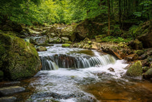 Laden Sie das Bild in den Galerie-Viewer, Fototapete Entspannung am Wasserfall