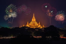 Laden Sie das Bild in den Galerie-Viewer, Fototapete Feuerwerk am Tempel