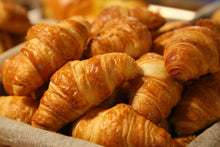 Laden Sie das Bild in den Galerie-Viewer, Fototapete Frische Croissants