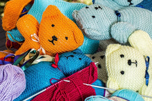 Laden Sie das Bild in den Galerie-Viewer, Fototapete Gestrickte Teddys