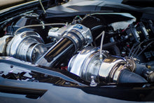 Laden Sie das Bild in den Galerie-Viewer, Fototapete Glänzender Motor