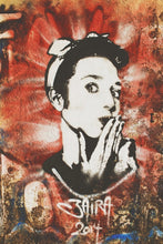 Laden Sie das Bild in den Galerie-Viewer, Fototapete Graffiti Portrait
