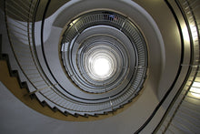 Laden Sie das Bild in den Galerie-Viewer, Fototapete Hohe Wendeltreppe