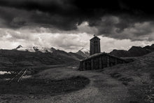 Laden Sie das Bild in den Galerie-Viewer, Fototapete Kleine Kirche im Gebirge