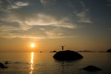 Laden Sie das Bild in den Galerie-Viewer, Fototapete Liebe den Sonnenuntergang am Meer