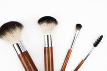 Laden Sie das Bild in den Galerie-Viewer, Fototapete Make-up Pinsel