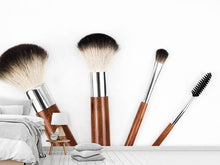 Laden Sie das Bild in den Galerie-Viewer, Fototapete Make-up Pinsel